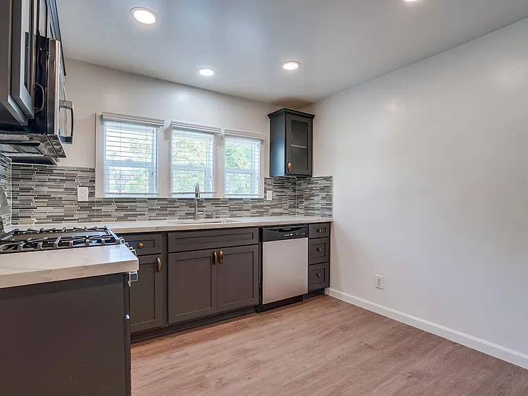 625 W 92nd St — Photo 12