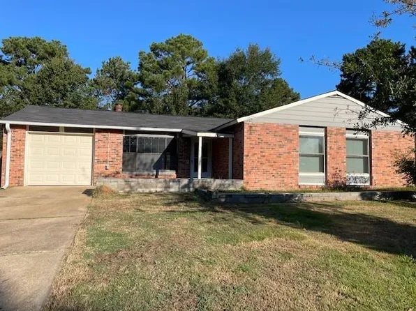 28 Pinewood Dr, Millbrook, AL 36054