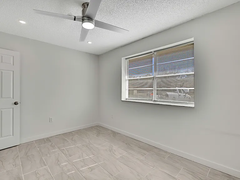 Tidewater Apartments — Photo 21