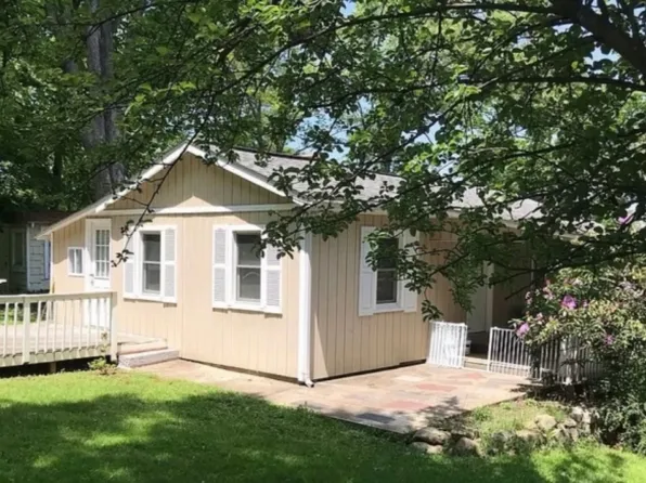 24 Holiday Dr, Hopatcong Boro, NJ 07843