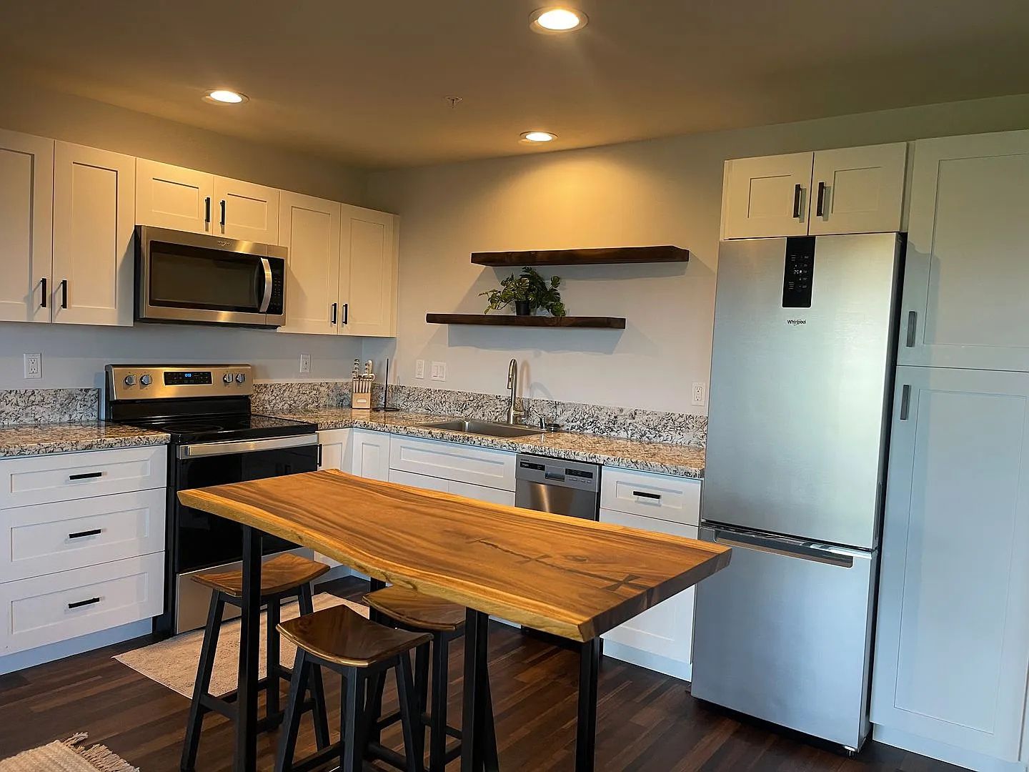 Pailolo Place Furnished One Bedroom — Photo 2
