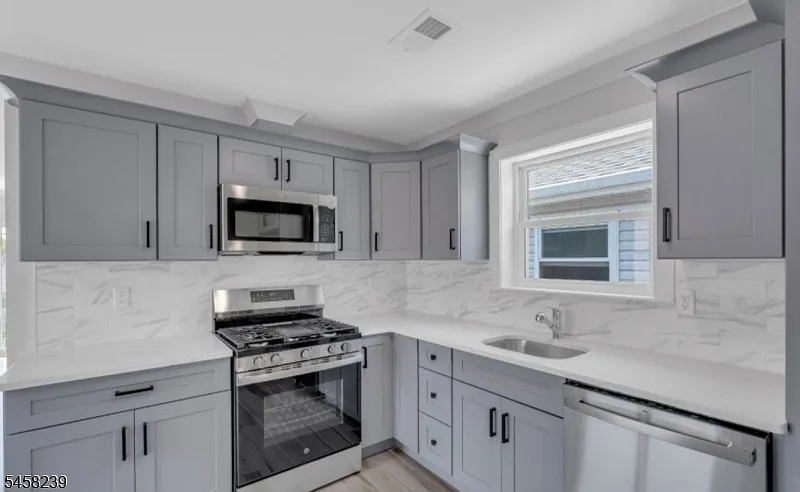 3 bed, 2.0 bath, $3,400 — Photo 3