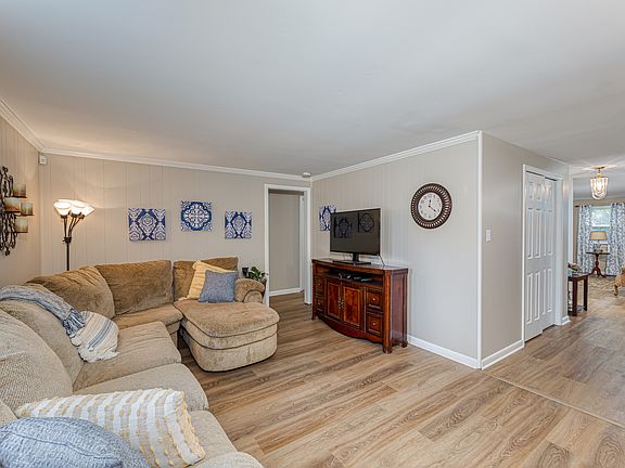 3rd image of 1147 Darby Ln