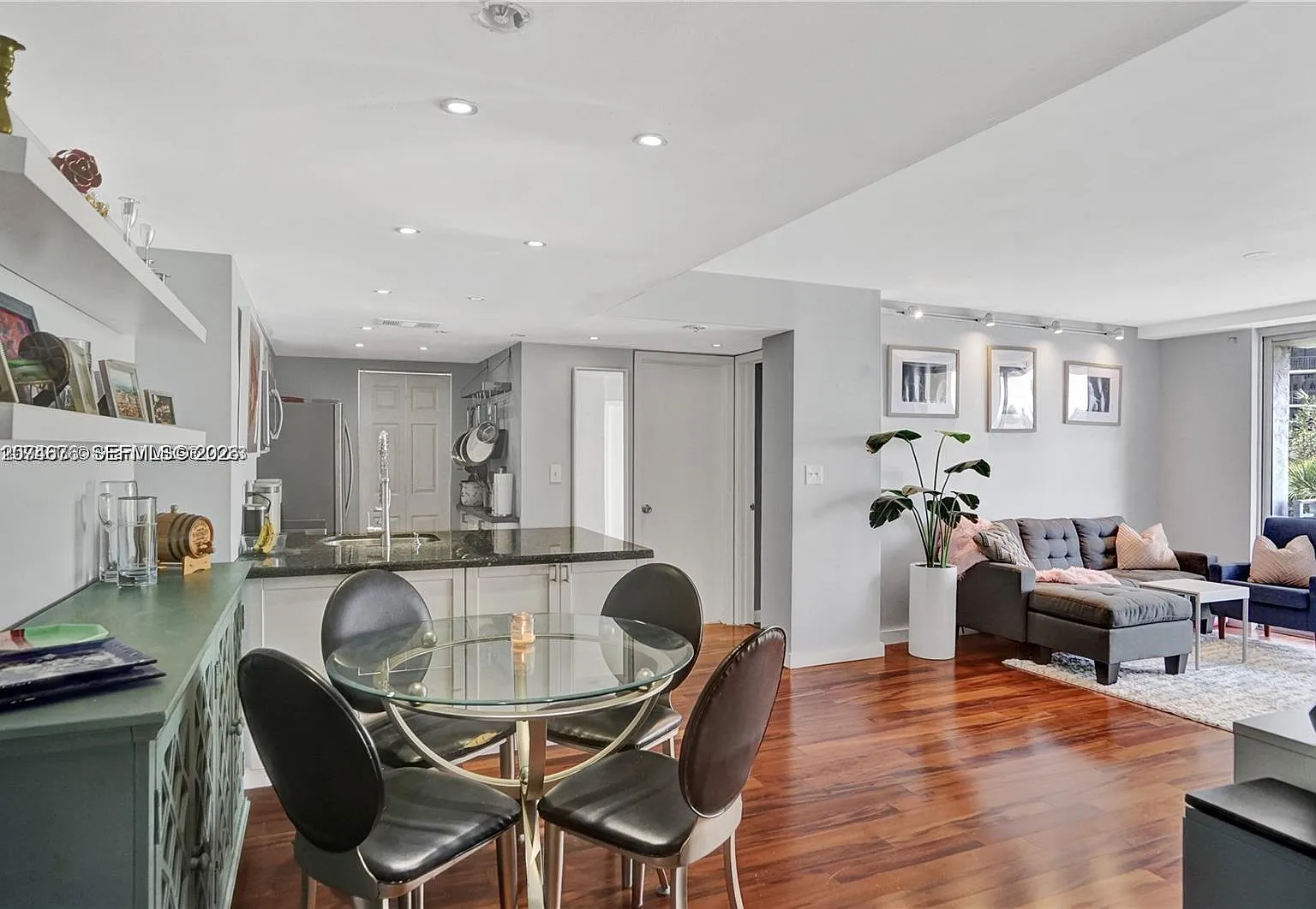 Isola Condo — Photo 3