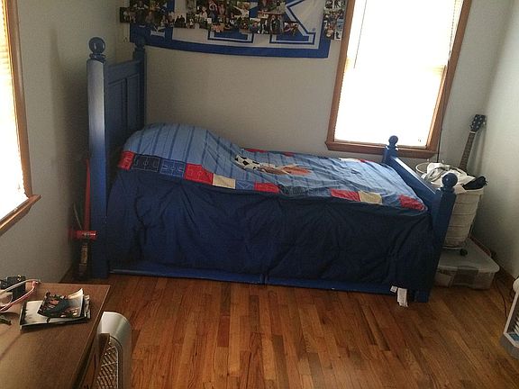 Bedroom, has built in desk