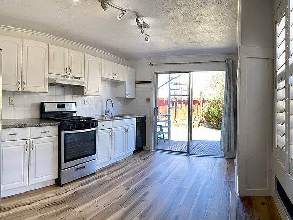 4th image of 433 Mastick Ave