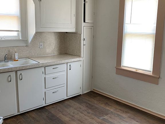 4th image of 831 W 15th St