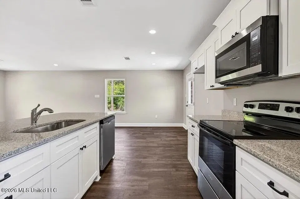 3 bed, 2.0 bath, 1355 sqft, $1,800 — Photo 4
