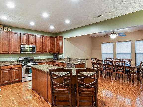 3rd image of 834 Oakley Dr