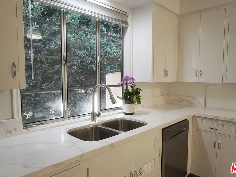 951 Masselin Ave — Photo 10