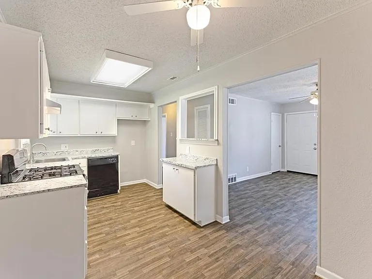 4713 Laverda Dr — Photo 6