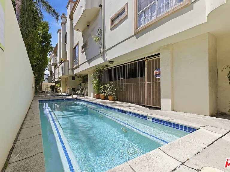 11110 Camarillo St #122 — Photo 25