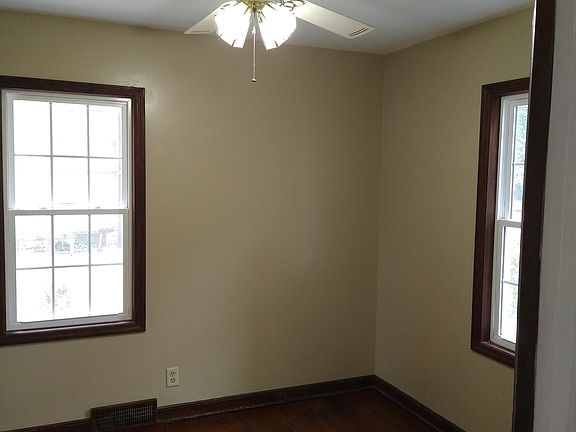 5th image of 130 E 12th St