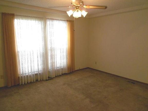 Master bedroom, ceiling fan, 3/4 bath, walk-in closet