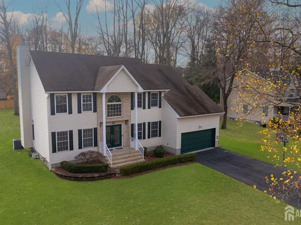 15 Vail Valley Dr, Manalapan, NJ 07726