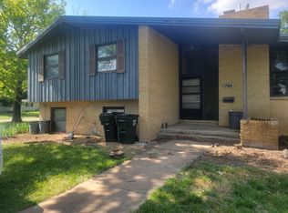 724 W 5th St, Halstead, KS 67056