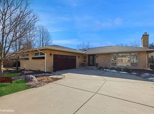 7 Larkspur Ln, Clarendon Hills, IL 60514
