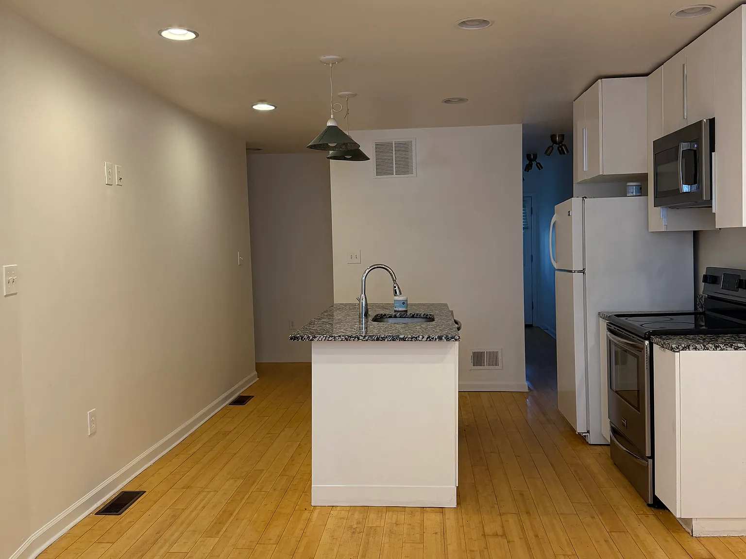 3 bed, 1350 sqft, $4,600 — Photo 2