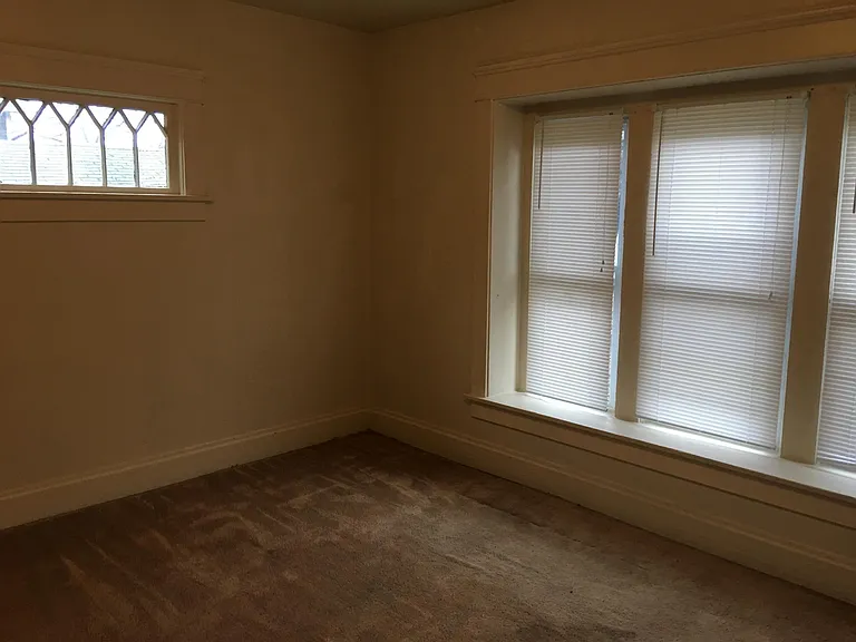 135 Rhodes Ave — Photo 4