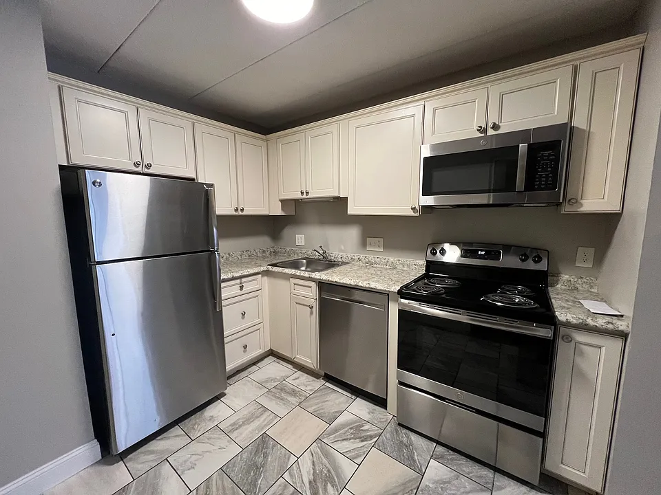 4 Hawes St #11