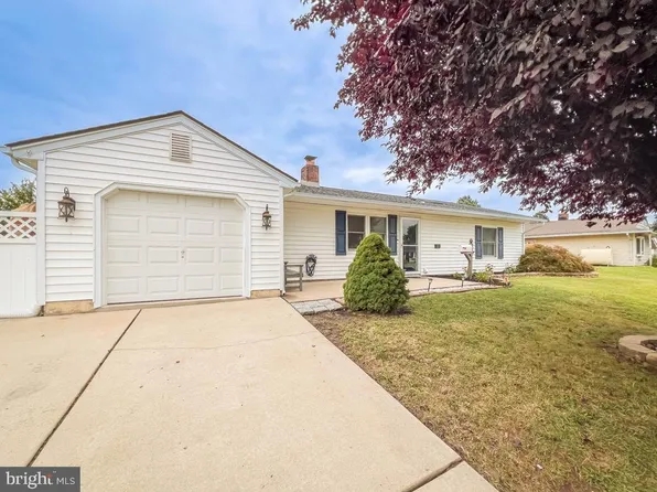 11 Palm Ln, Levittown, PA 19054