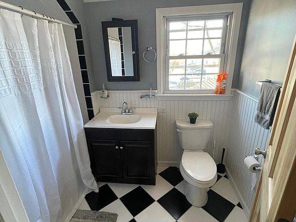 2nd image of 60 Schuyler Ave APT 2