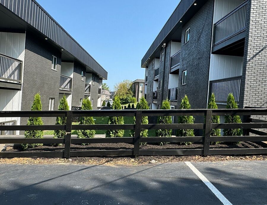 1st image of 209 Lakeshore Dr #9