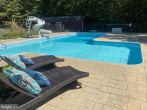 3rd image of 425 Queen Anne Dr
