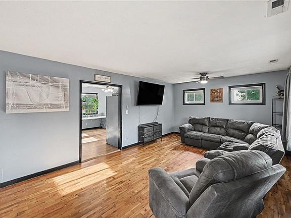 5th image of 2921 Pear St