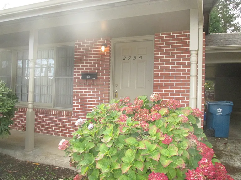 Nice Two Bedroom with Fireplace — Photo 2