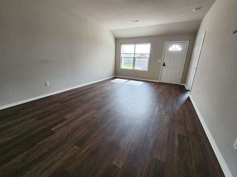 1072 Huntington Dr — Photo 3
