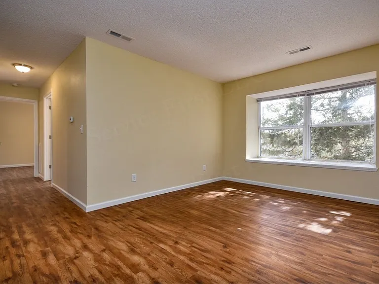406 Judy St — Photo 3