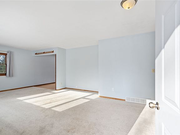 3rd image of 806 Glover Road