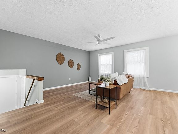 5th image of 862 Marilyn Dr