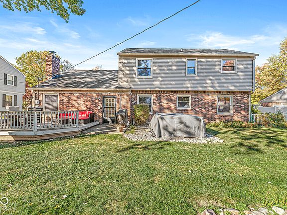 2nd image of 1815 Oakwood Dr