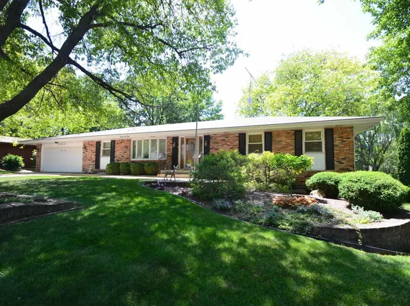 2940 Imperial Oaks Dr, Rockford, IL 61114