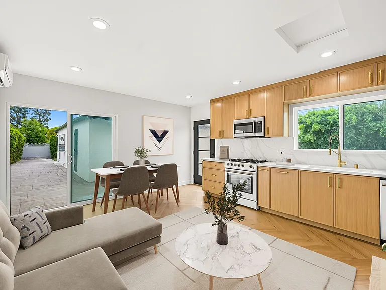 6327 Babcock — Photo 3