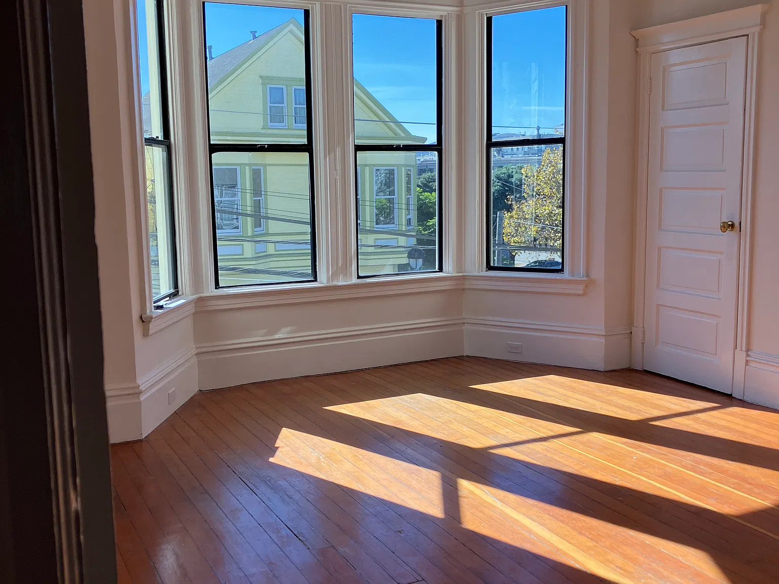 3 bed, 1250 sqft, $6,395 — Photo 2