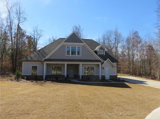 831 Lake Crest Dr, Jefferson, GA 30549