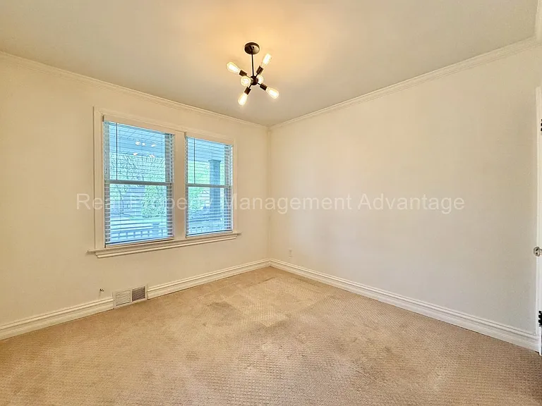 1330 E Chesterfield St — Photo 14