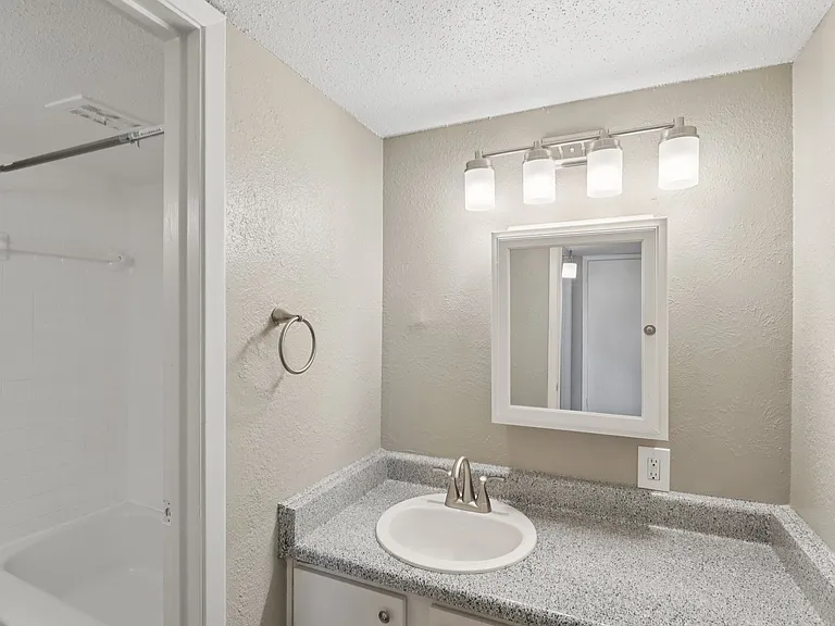 Whisperwind Apartments — Photo 23