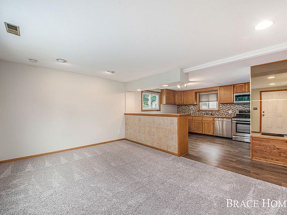 3rd image of 1410 Dean St NE