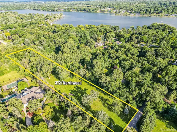 3721 Northwood Dr, West Bloomfield, MI 48324