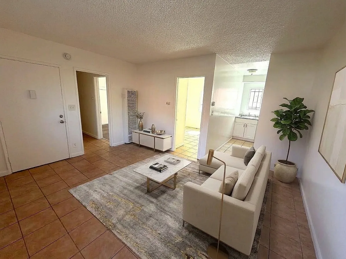 3 bed, 1000 sqft, $2,600 — Photo 2