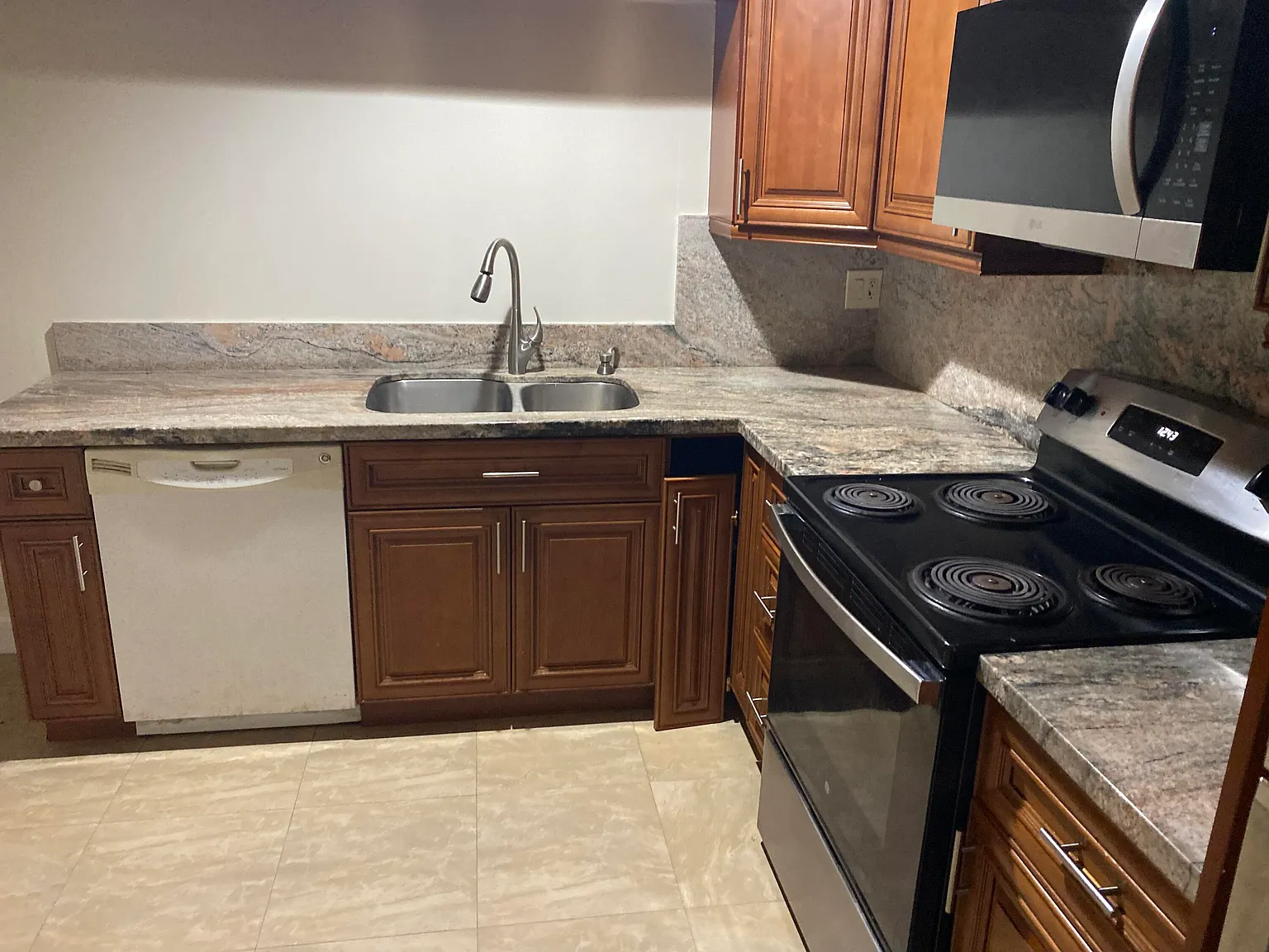 4 bed, 2.0 bath, 1075 sqft, $3,200 — Photo 2