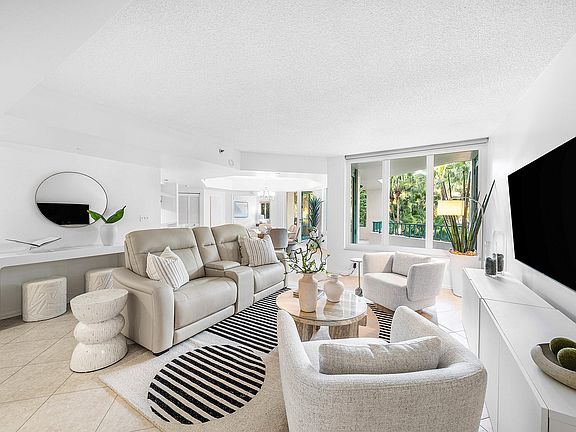 2nd image of 100 SE 5th Avenue #210