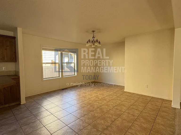 3611 Loren St NE — Photo 6