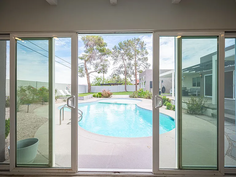 330 E Country Club Dr — Photo 25