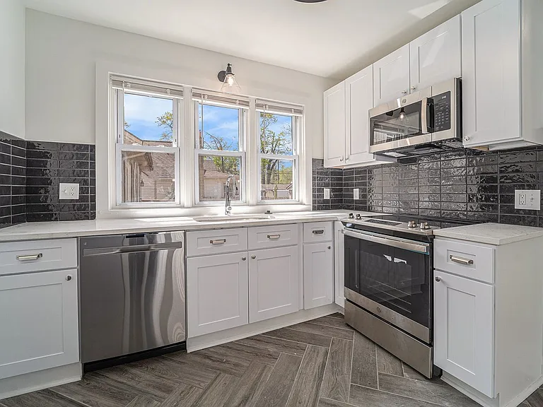 575 E Drayton St — Photo 8