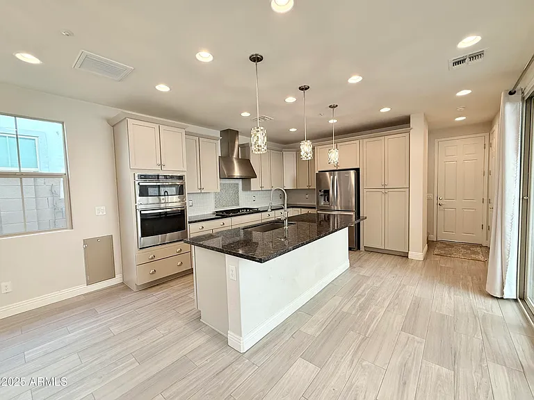 2366 W Gloria Ln — Photo 15